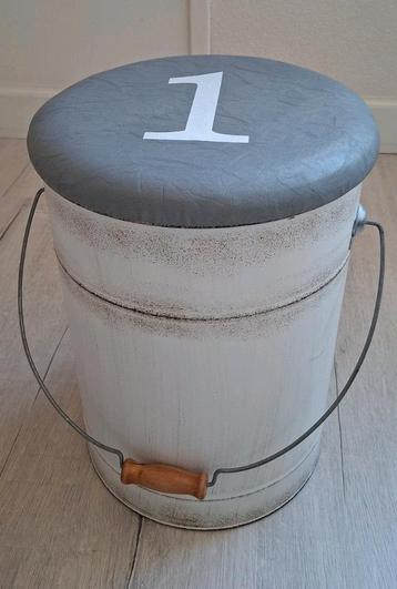 Leuke poef / opbergemmer beschikbaar voor biedingen