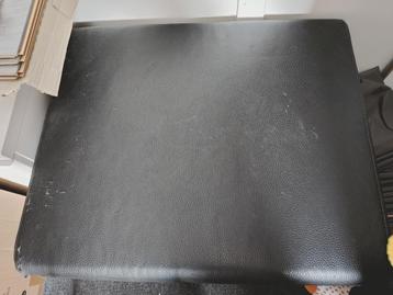 Poef/voetenbank zwart, kleine afbladderende plekjes links  beschikbaar voor biedingen