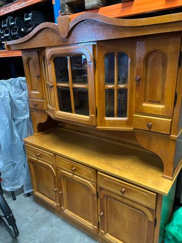Houten buffetkast met glas beschikbaar voor biedingen