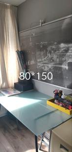 Ruim Ikea bureau met glazen blad en metalen schragen, Huis en Inrichting, Bureaus, Ophalen, Zo goed als nieuw, Bureau