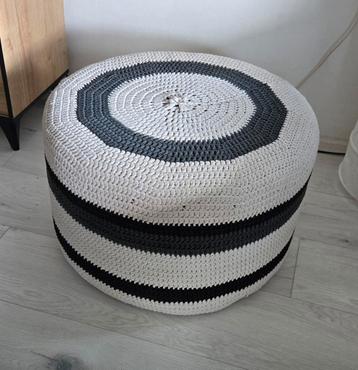 Leuke poef beschikbaar voor biedingen