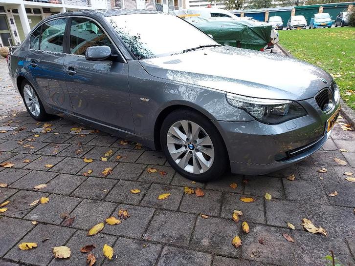 BMW 5-Serie 3.0 I 525 AUT 2009 Grijs, Auto's, BMW, Particulier, 5-Serie, ABS, Achteruitrijcamera, Airbags, Airconditioning, Alarm