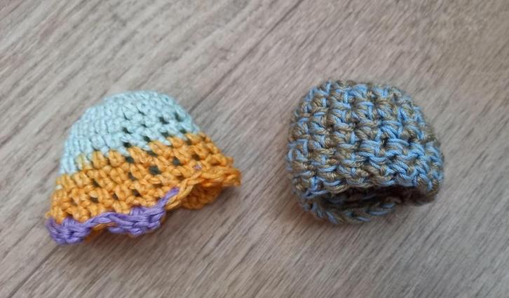 * 2 gehaakte poppenmutsjes / eierwarmers …...  *, Kinderen en Baby's, Speelgoed | Poppen, Gebruikt, Overige typen, Ophalen of Verzenden