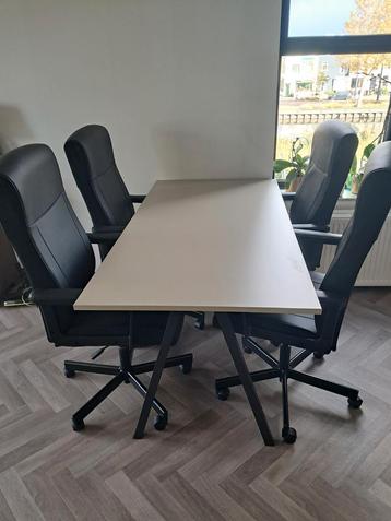 Eethoek met 4 bureaustoelen beschikbaar voor biedingen