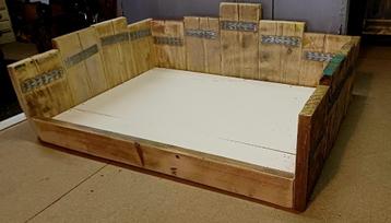 Hondenbank hondenmand gerecycled steigerhout  beschikbaar voor biedingen