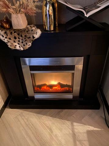 Elektrische haard met schouw beschikbaar voor biedingen