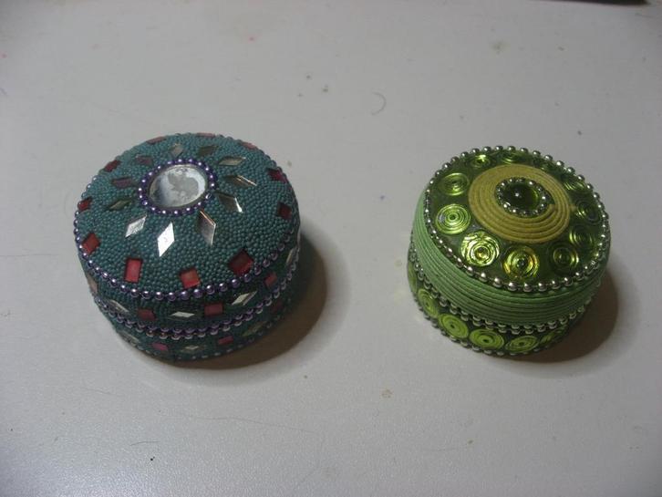 Twee metalen sier doosjes rond, Antiek en Kunst, Curiosa en Brocante, Ophalen of Verzenden