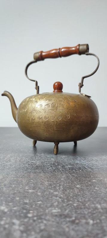 messing theepot beschikbaar voor biedingen