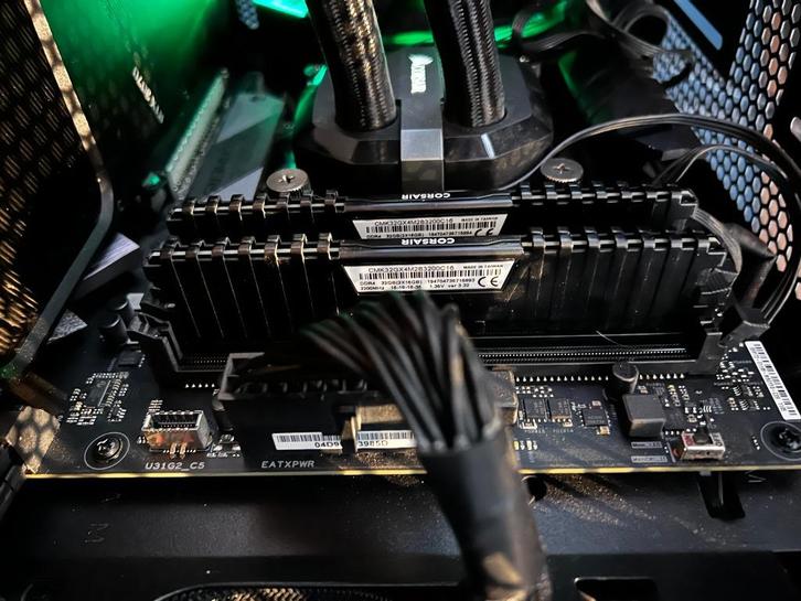 i5 9600k ASUS STRIX Z390 Corsair 32GB Corsair H80V2 AiO, Computers en Software, Processors, Gebruikt, 6-core, 4 Ghz of meer, Ophalen