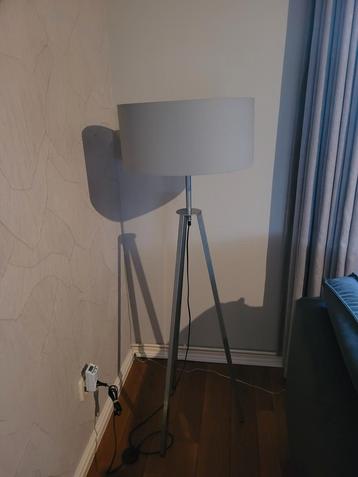 Staande lamp met grijze lampenkap