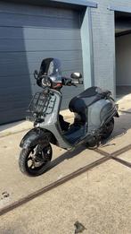 Vespa sprint 2019 80cc full option + forged carbon pakket, Fietsen en Brommers, Scooters | Vespa, Ophalen, Zo goed als nieuw, Benzine