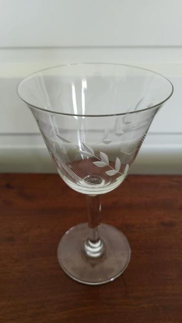 Gegraveerd glas doorsnede 8,5 cm en hoogte 12,5 cm beschikbaar voor biedingen