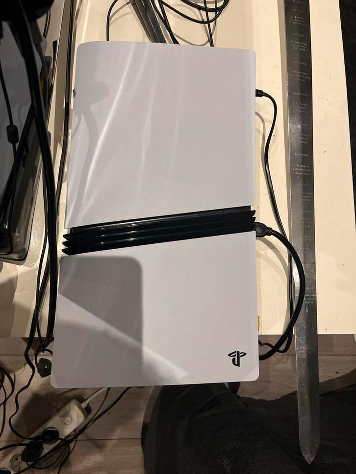 PS5 Pro incl disc drive met 2 controllers en charging statio, Spelcomputers en Games, Spelcomputers | Sony PlayStation 5, Zo goed als nieuw