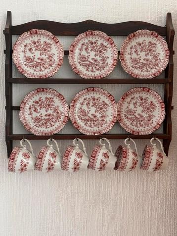 Vintage kopjes en borden set beschikbaar voor biedingen