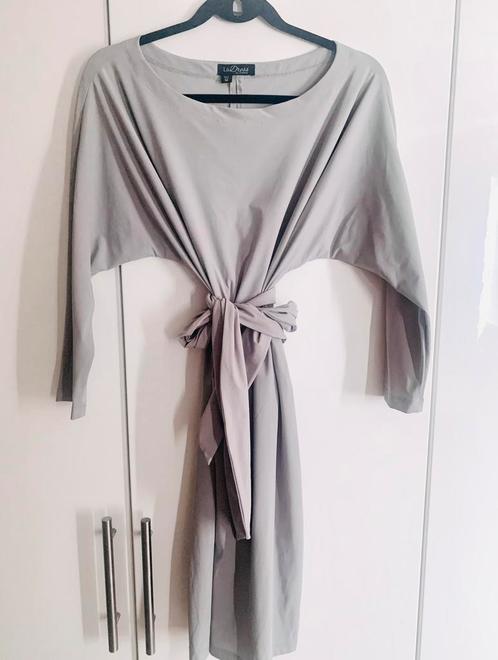 La Dress jurk/tuniek Carla in krijtgrijs mt M + sash, Kleding | Dames, Jurken, Zo goed als nieuw, Boven de knie, Verzenden