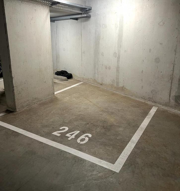 24/7 toegankelijke motor parkeerplaats te huur in Rotterdam, Huizen en Kamers, Garages en Parkeerplaatsen, Rotterdam
