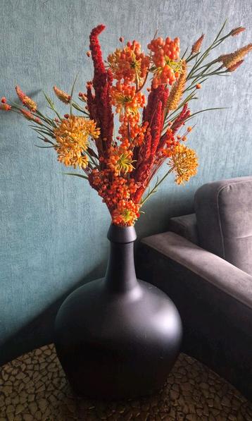 zwarte vaas met kunstbloemen + extra
 beschikbaar voor biedingen