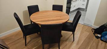 Zwarte stoelen beschikbaar voor biedingen