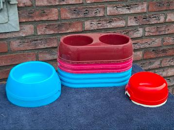 Plastic voerbakken beschikbaar voor biedingen