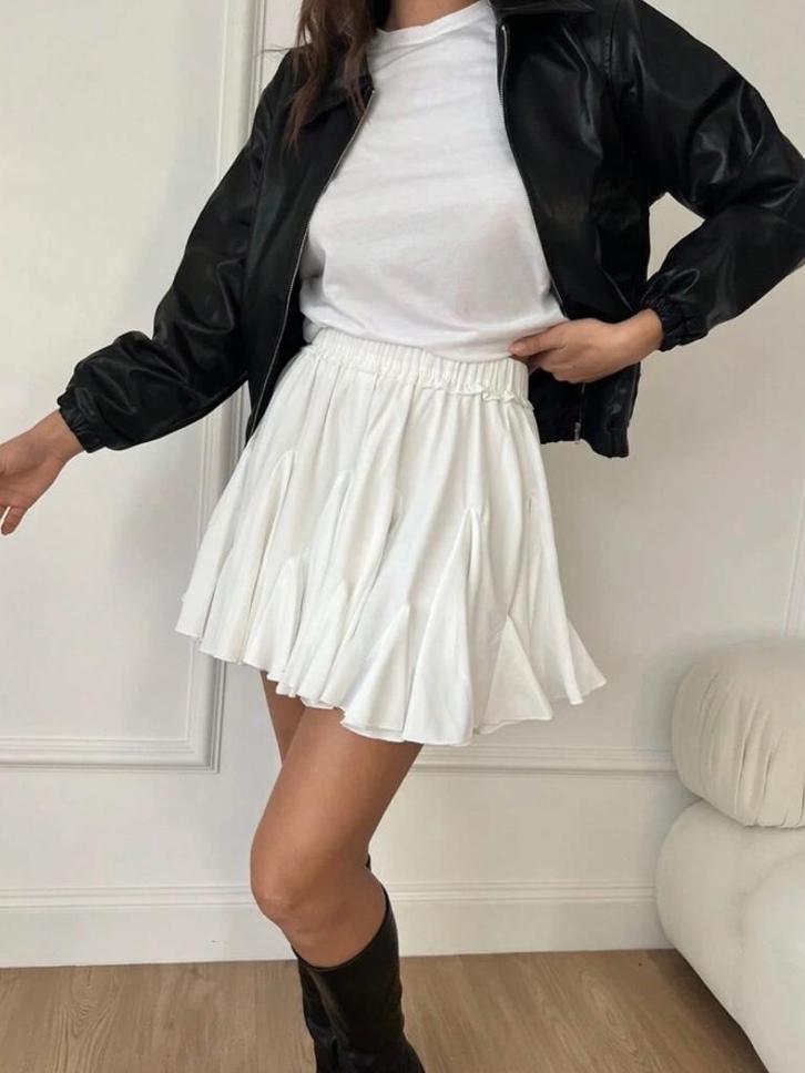 NIEUW Partij dameskleding 27x geplooide witte mini rokken, Kleding | Dames, Dames-kledingpakketten, Nieuw, Maat 38/40 (M), Ophalen of Verzenden