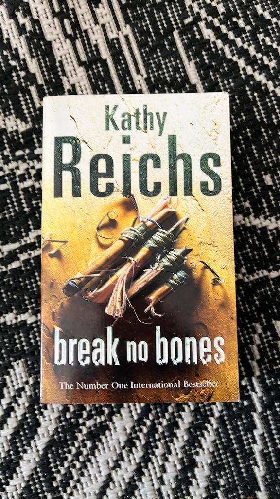 Boek Break no bones te koop, Boeken, Thrillers, Gelezen, Ophalen of Verzenden