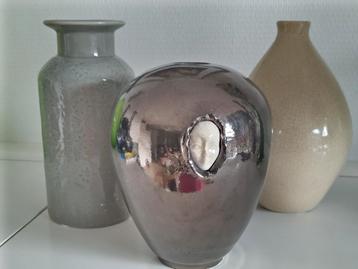 Bijzondere vaas met gezicht en 2 vazen. beschikbaar voor biedingen
