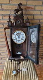 Antieke Wandklok met Paard, Antiek en Kunst, Antiek | Klokken, Ophalen of Verzenden