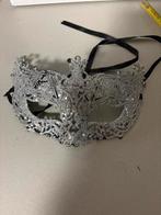 Zilverkleurig Venetiaans oogmasker met glitters en satijnen, Verzenden