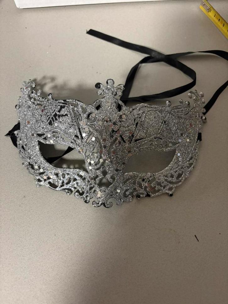Zilverkleurig Venetiaans oogmasker met glitters en satijnen, Kleding | Dames, Carnavalskleding en Feestkleding, Verzenden