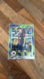 2025 Topps Pau Victor RC Fc Barcelona Flagship Green blue, Ophalen of Verzenden, Zo goed als nieuw, Plaatje