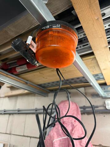 Oranje zwaailamp 12volt magnetisch  beschikbaar voor biedingen