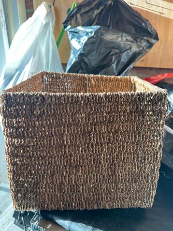Vierkante rieten mand met metalen frame beschikbaar voor biedingen