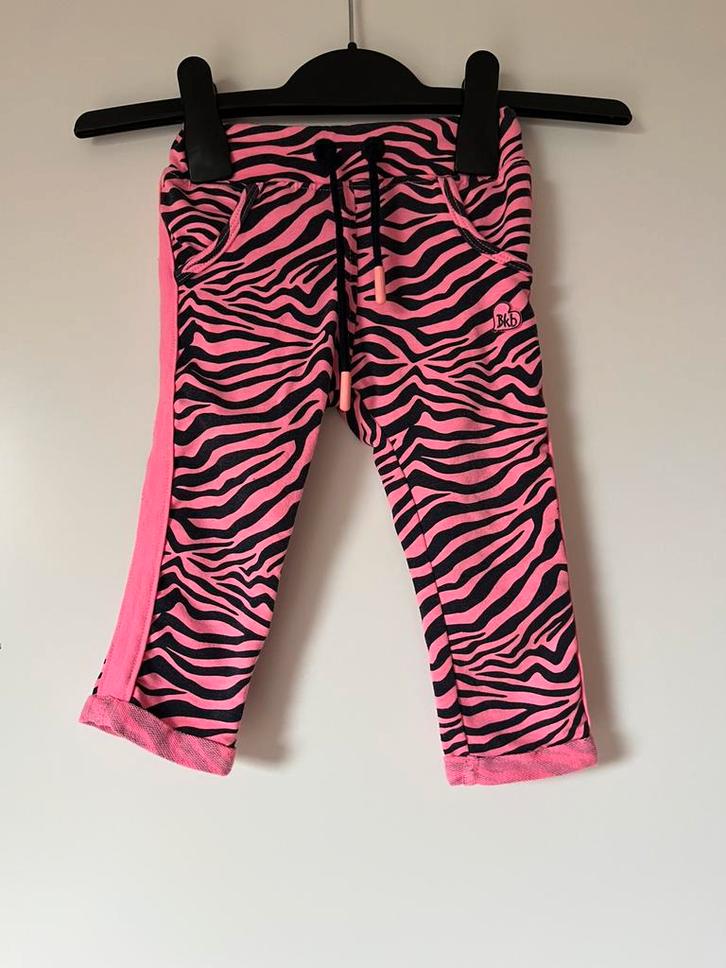 Roze met zwarte gestreept joggingsbroek, maat 74 - Bakkaboe, Kinderen en Baby's, Babykleding | Maat 74, Gebruikt, Meisje, Overige typen