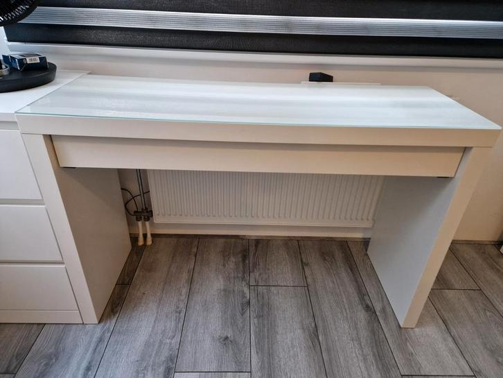 Ikea Malm make up tafel met glasplaat, Huis en Inrichting, Tafels | Kaptafels, Gebruikt, Minder dan 100 cm, 100 tot 150 cm, Ophalen