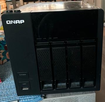 QNAP 4-bay NAS 2x4TB HDD+1xSSD beschikbaar voor biedingen