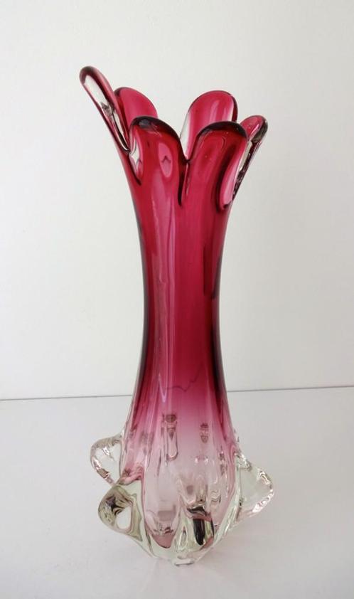 Glazen vaas bordeauxrood wijde hals zes punten Murano 3686-g, Antiek en Kunst, Antiek | Glas en Kristal, Ophalen of Verzenden