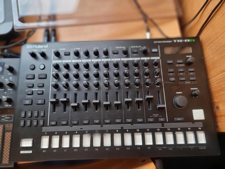 Roland TR-8S Drum Machine + Decksaver in originele doos., Muziek en Instrumenten, Drumcomputers, Ophalen of Verzenden