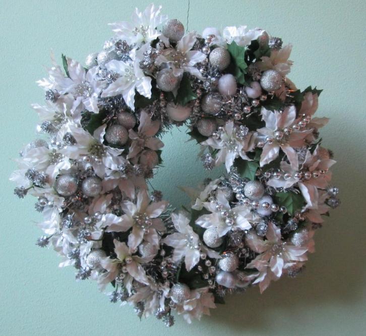 Nieuwe Witte Kerst Krans Kerststerren & Parelketting 33 cm, Diversen, Kerst, Nieuw, Ophalen of Verzenden