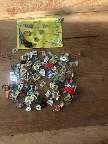 Diverse spelden en KLM broche beschikbaar voor biedingen