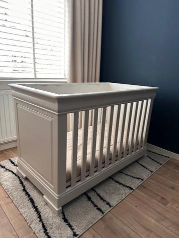 Massief houten ledikant  beschikbaar voor biedingen