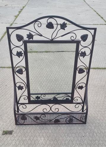 Smeedijzeren wandrek met spiegel beschikbaar voor biedingen