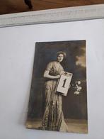 VROUW. MET KALENDER 1 JANUARI, Verzamelen, Ophalen of Verzenden, Voor 1920, Overige thema's