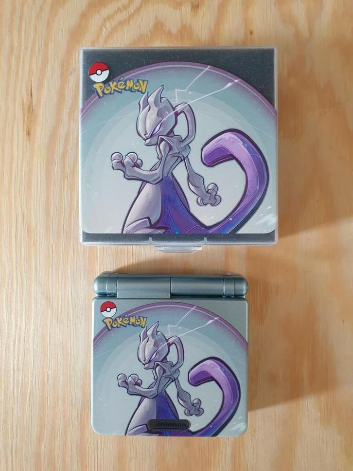 Iconische MEWTWO Game boy SP met collectorsbox, Spelcomputers en Games, Spelcomputers | Nintendo Game Boy, Zo goed als nieuw, Game Boy Advance SP