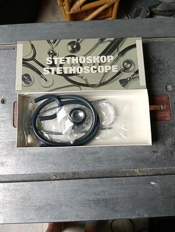 Antieke stethoscoop (nieuw in doos) beschikbaar voor biedingen