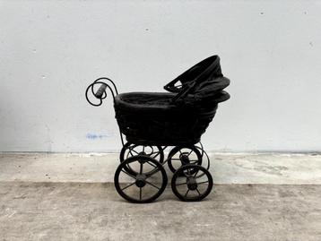 Antieke poppenwagen beschikbaar voor biedingen