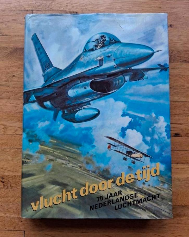Vlucht door de tijd
75 jaar Nederlandse Luchtmacht

Officiël, Boeken, Oorlog en Militair, Zo goed als nieuw, Luchtmacht, Ophalen of Verzenden