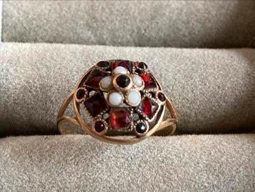Gouden antieke ring met rozet granaat/parels beschikbaar voor biedingen