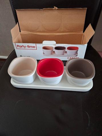 Party set van 4 bakjes met schaal  beschikbaar voor biedingen