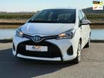 Toyota Yaris 1.5 Hybrid Aspiration, Gebruikt, Zwart, 4 cilinders, Wit