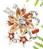 Deze broche is versierd met koraal en strass steentjes., Overige materialen, Overige kleuren, Nieuw, Ophalen of Verzenden